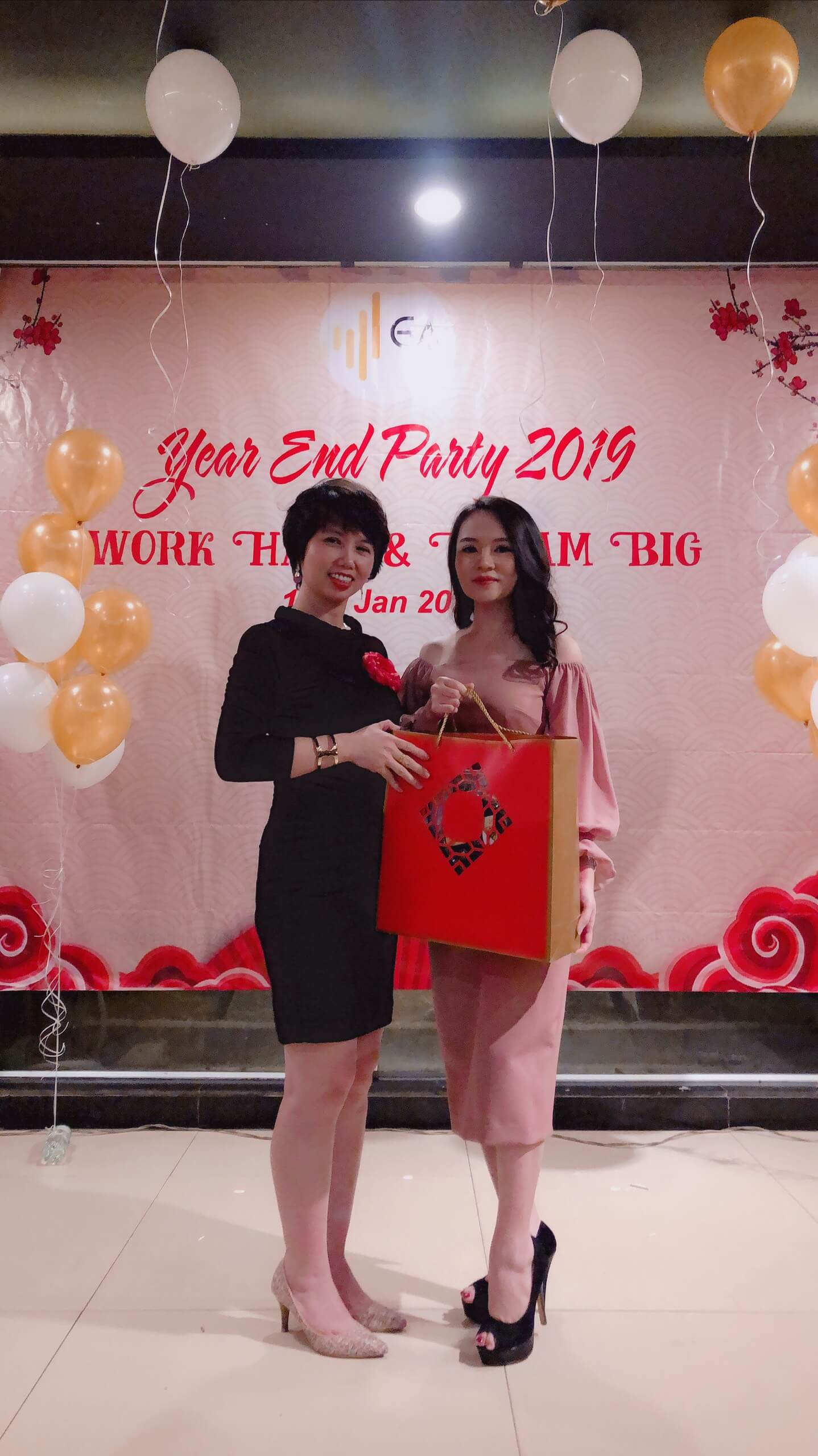 Year End Party 2019 Tang qua khach moi