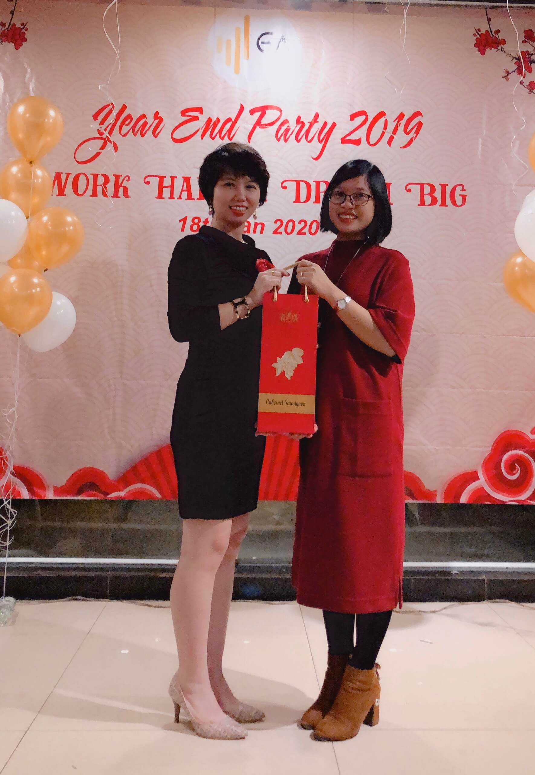 Year End Party 2019 tang qua khach moi| GA Advisor